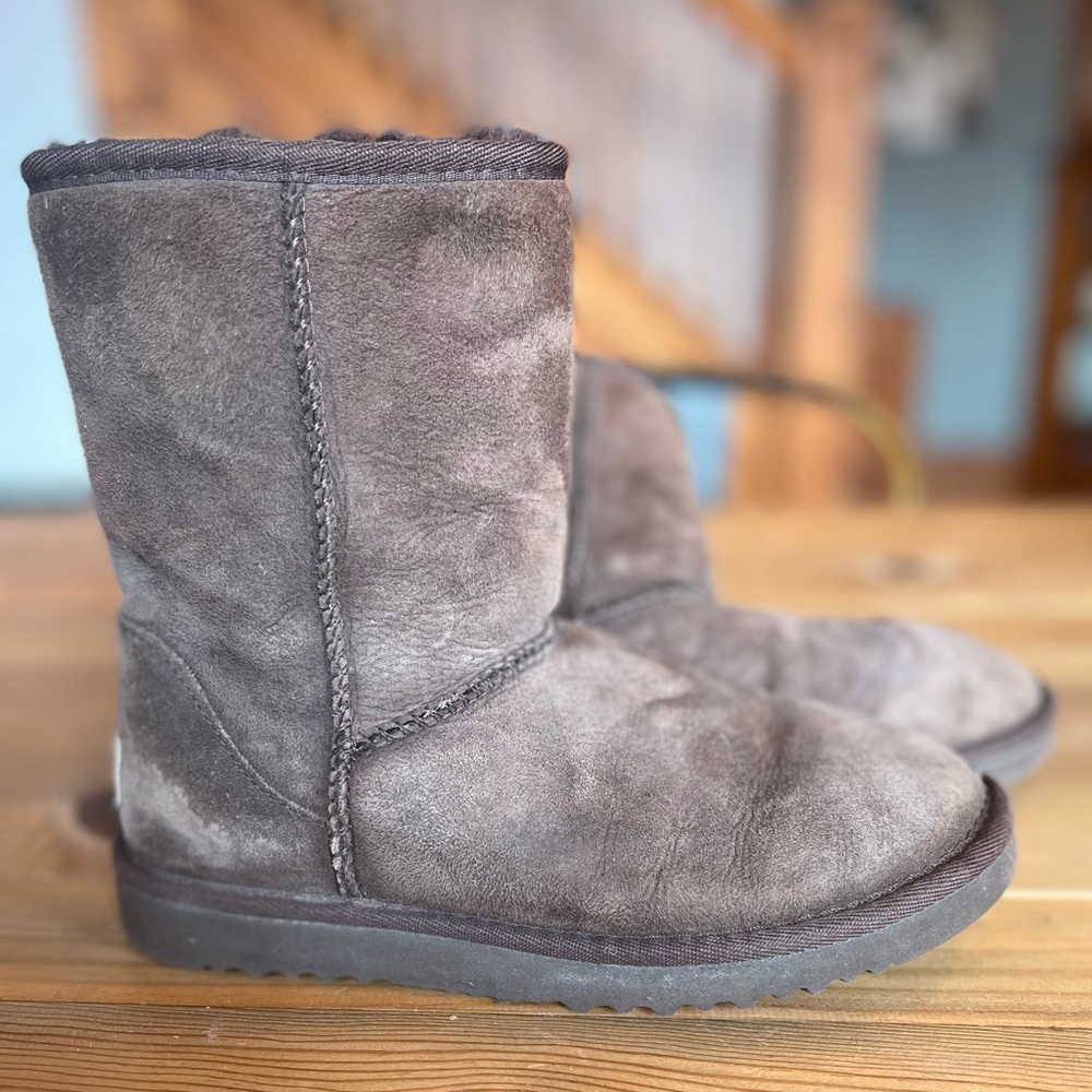 Women’s short brown Ugg boots. Size W5.